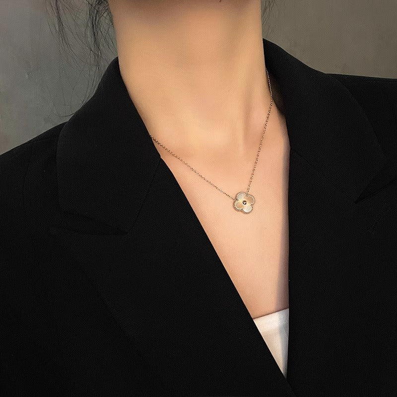 Collana con ciondolo minimalista a quadrifoglio in acciaio al titanio con placcatura in oro 18 carati e catena a serpente per donna e uomo