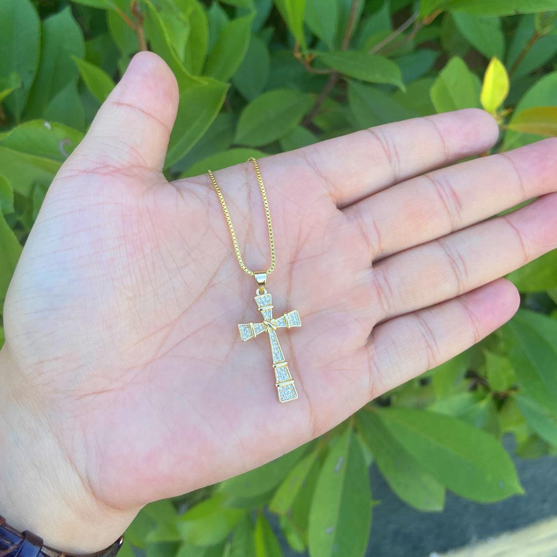 Fashionable Cross Pendant Necklace in Copper with Rhinestone Inlay and 18K Gold Plating for Women
