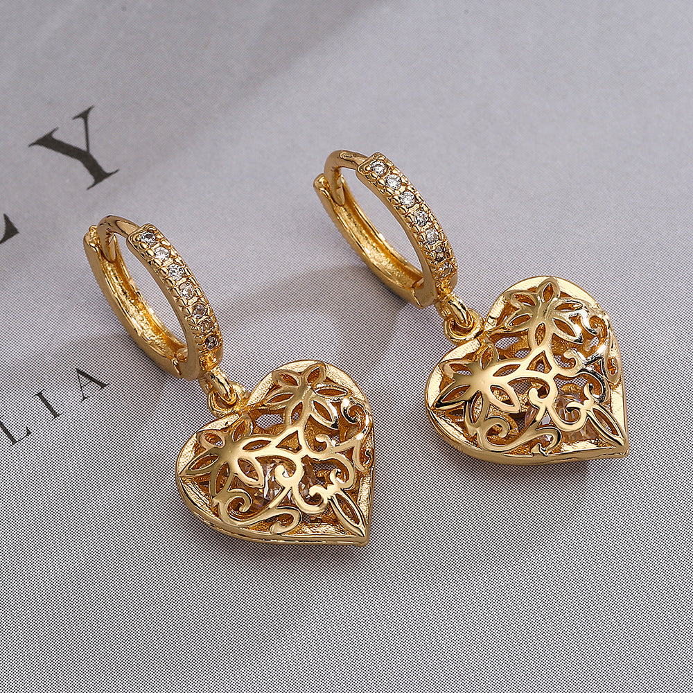 Orecchini da donna minimalisti in rame a forma di cuore traforato con placcatura in oro vero e accenti in zircone