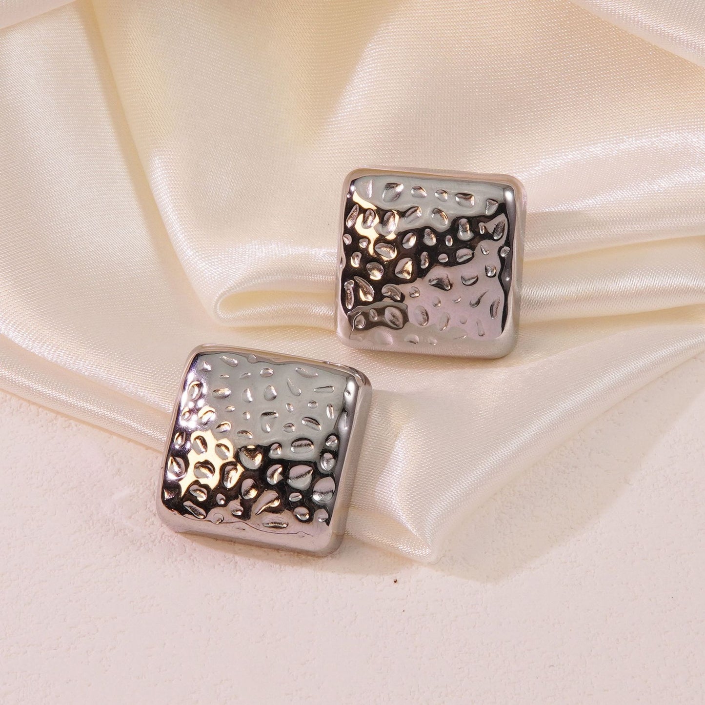 Orecchini minimalisti in acciaio inossidabile con pois geometrici eleganti