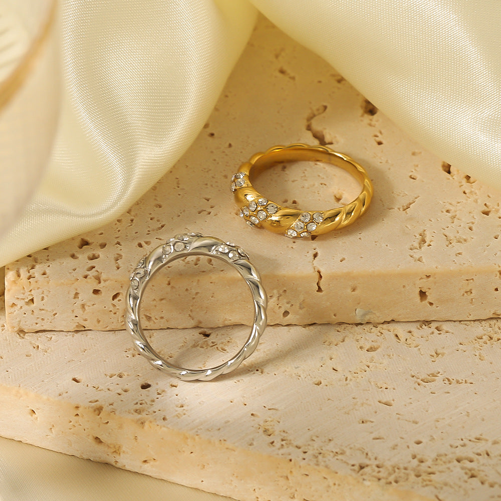 Anello Minimalista Vintage in Acciaio Inox a Corda Ritorta con Placcatura in Oro 18K e Dettagli in Strass Pavé