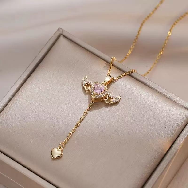 Collana Unisex con Pendente a Cuore Alato Movibile Minimalista di Lusso Leggero in Rame Geometrico con Zirconi e Catena a Croce in Acciaio al Titanio