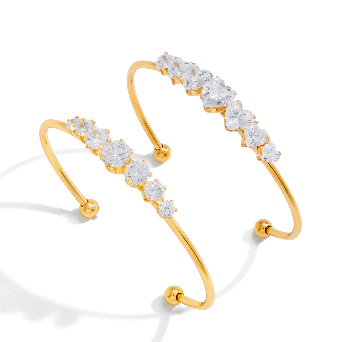 Bracciale a Cuore in Acciaio al Titanio con Inlay di Strass e Placcatura in Oro 18K, di Tendenza