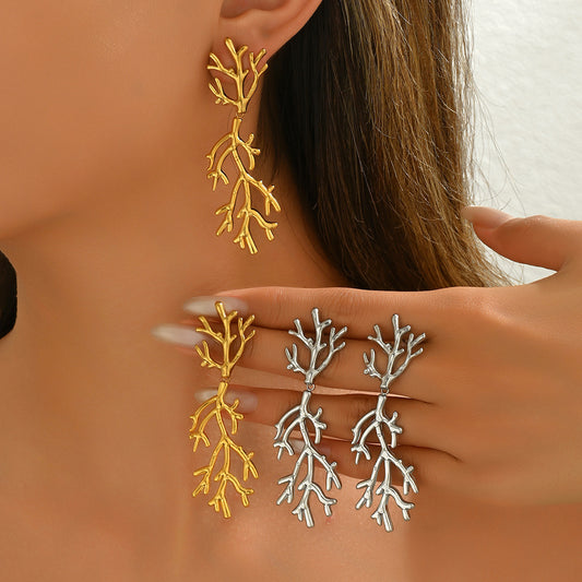 Orecchini in rame placcato oro 18 carati con design floreale corallo vintage alla moda e perni in acciaio inossidabile per donna