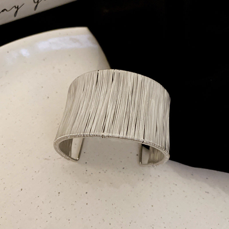 Pulsera de metal con patrón de cuadrícula geométrica de tono frío minimalista con acabado galvanizado para mujer
