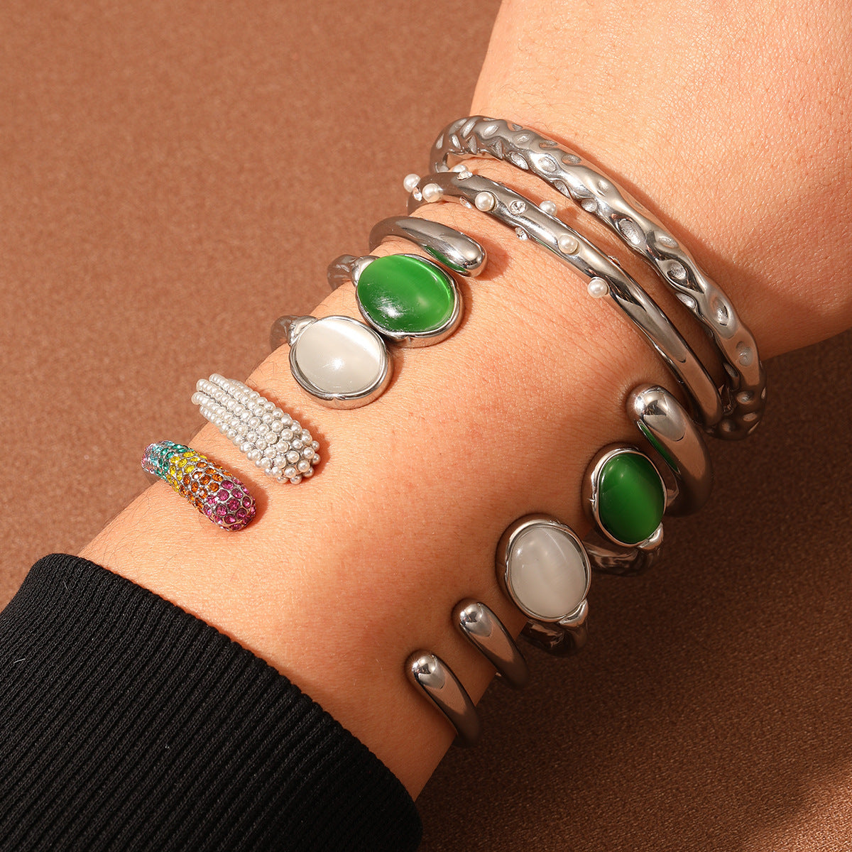 Pulsera de acero titanio de estilo vintage con acabado pulido y patrón circular texturizado para mujer
