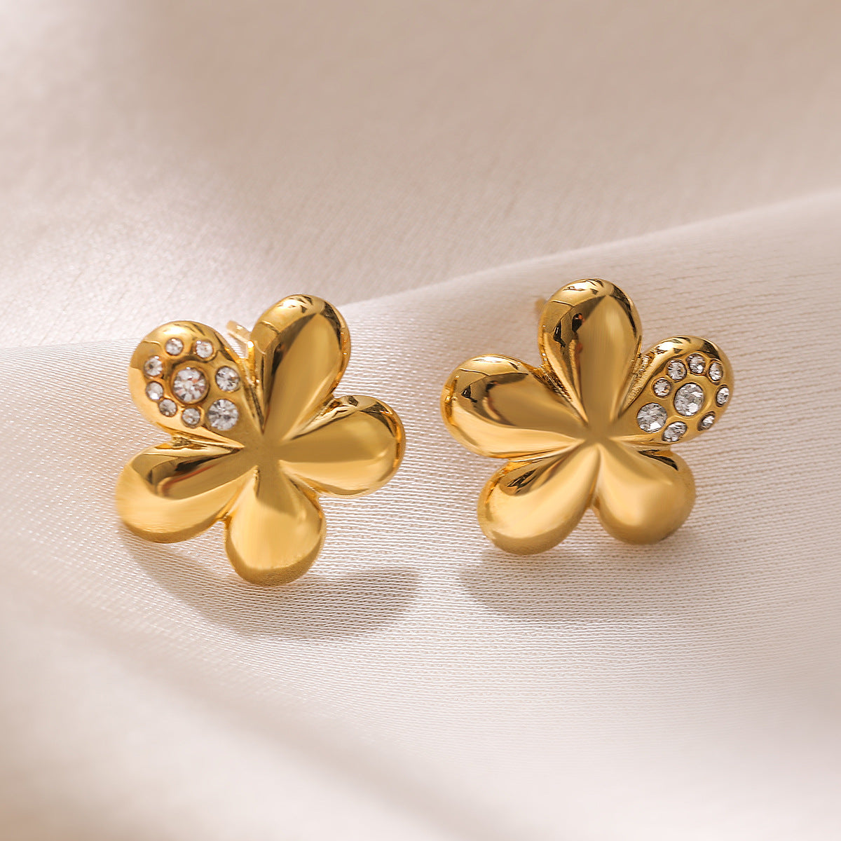 Orecchini Minimalisti in Acciaio Inossidabile a Forma di Fiore con Placcatura in Oro 18K e Zirconia Micro-Incastonata da Donna