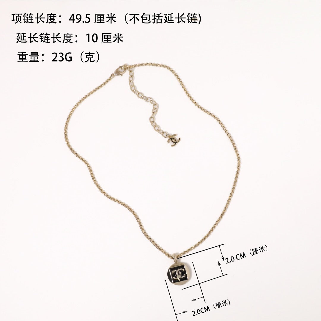 Collar de Latón Chapado en Oro con Letra Esmaltada Elegante de Lujo para Mujer