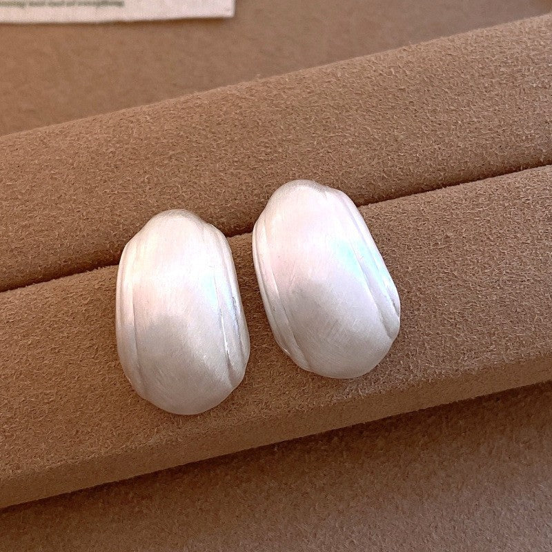 Pendientes de metal geométricos minimalistas con incrustaciones de diamantes de imitación y acabado cepillado para mujer