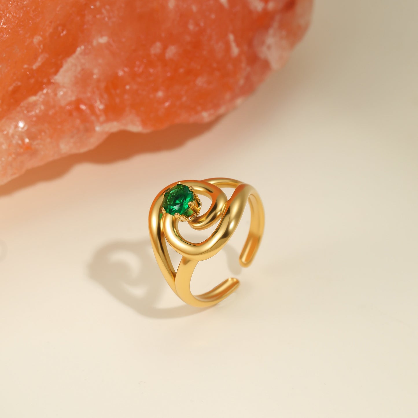Anillo Minimalista Geométrico de Acero de Titanio con Chapado en Oro de 18K e Incrustaciones de Circones de Colores para Mujer