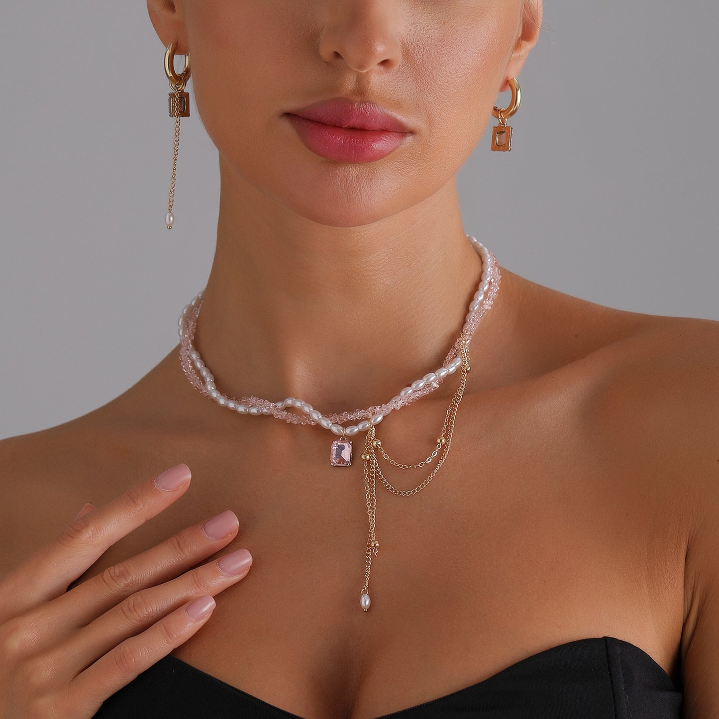 Elegante collana con ciondolo in lega geometrico e a forma di cuore con perline di cristallo e nappe per donna