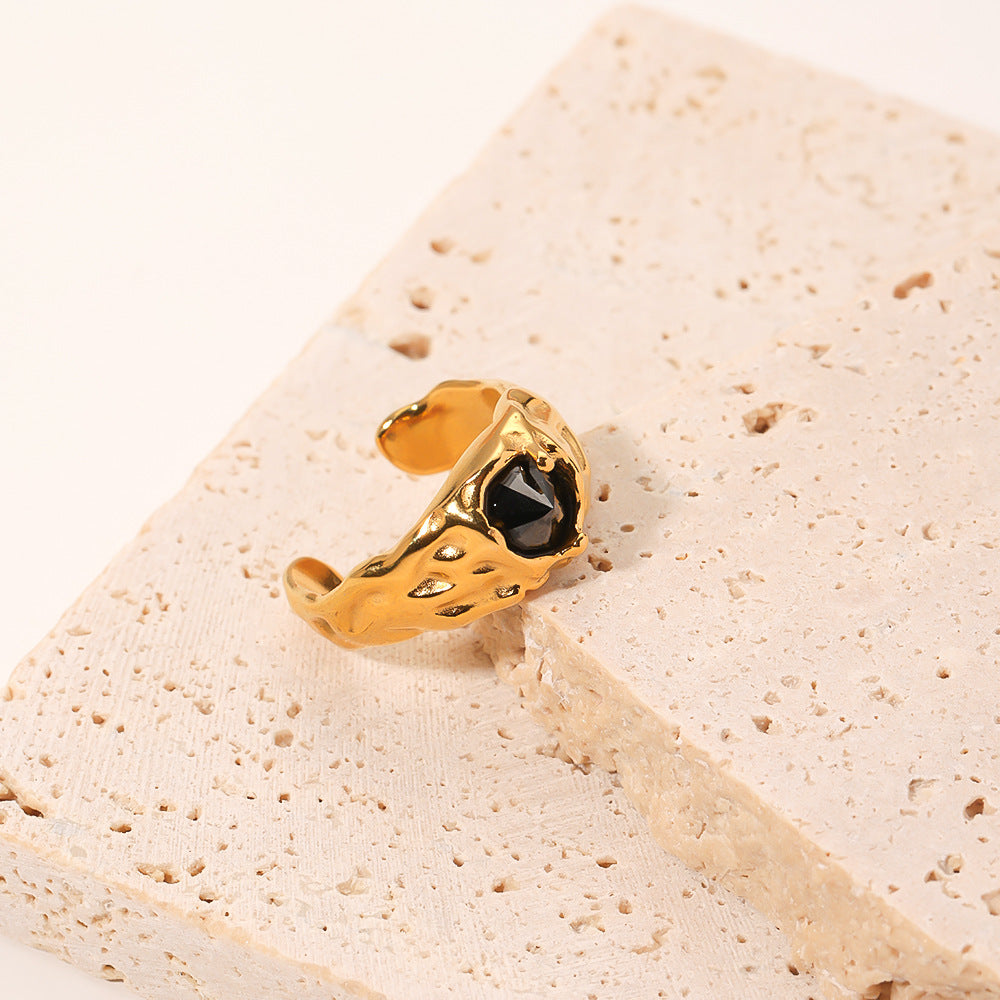 Anello da donna vintage minimalista geometrico in acciaio inossidabile con intarsio in zircone nero e finitura placcata sottovuoto in oro 18 carati
