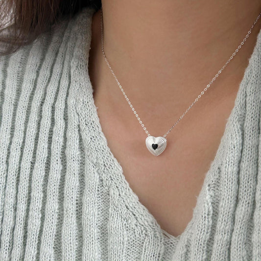 Collar minimalista de plata de ley 925 con colgante de corazón y cadena cruzada bañada