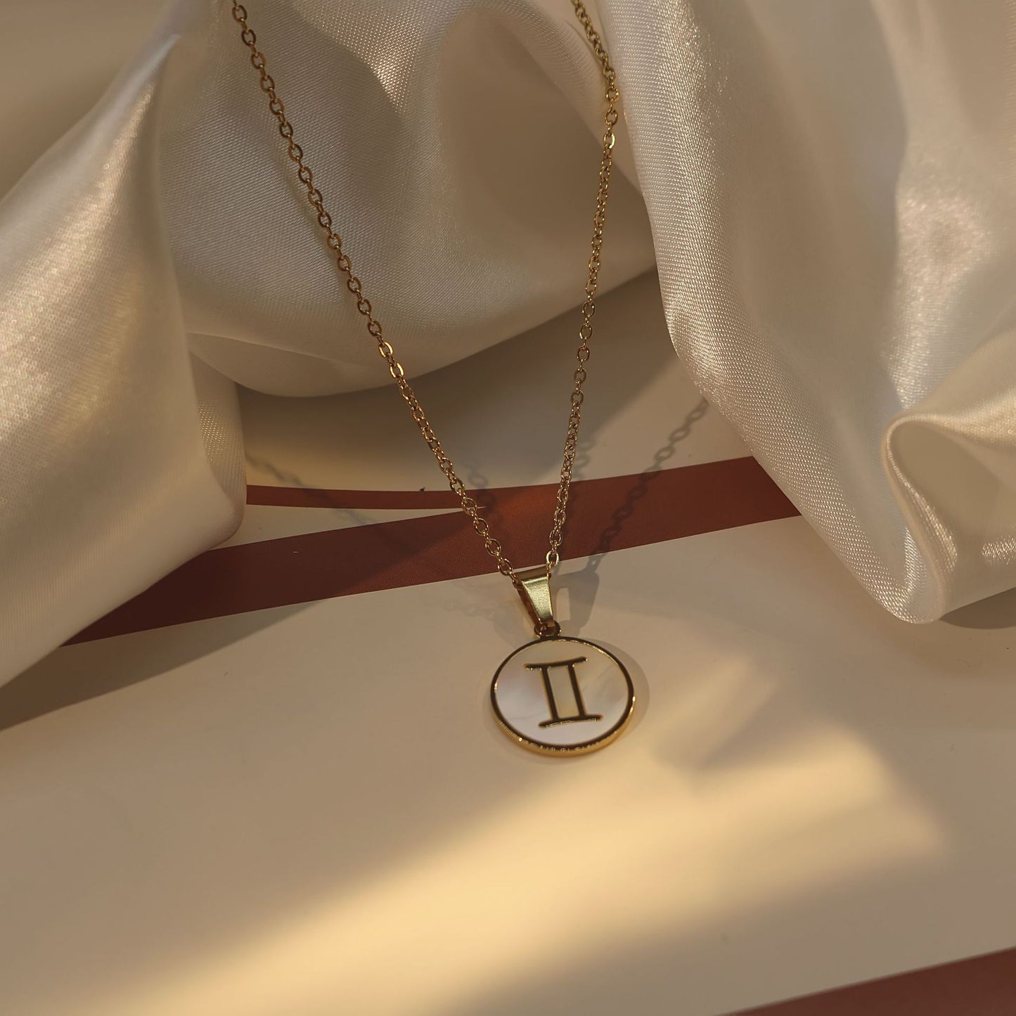 Collana con ciondolo zodiacale in stile INS in acciaio inossidabile con placcatura in oro 18 carati, catena a onda d'acqua, da donna