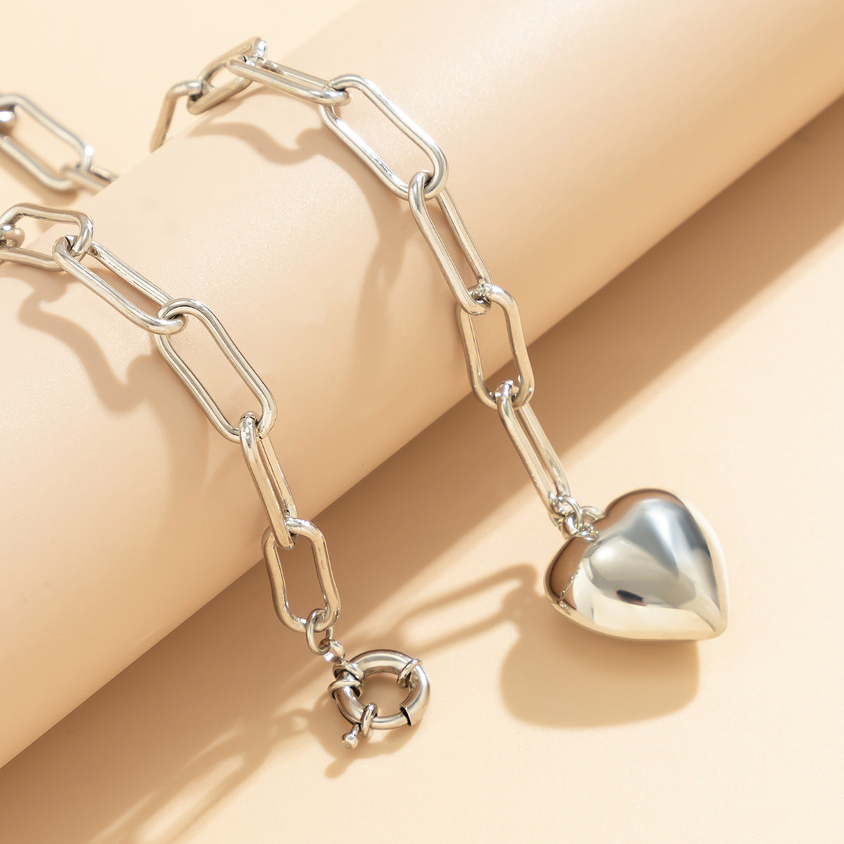 Collana a Y geometrica a forma di cuore dolce e grintosa con ciondolo in metallo placcato su catena a croce per donna
