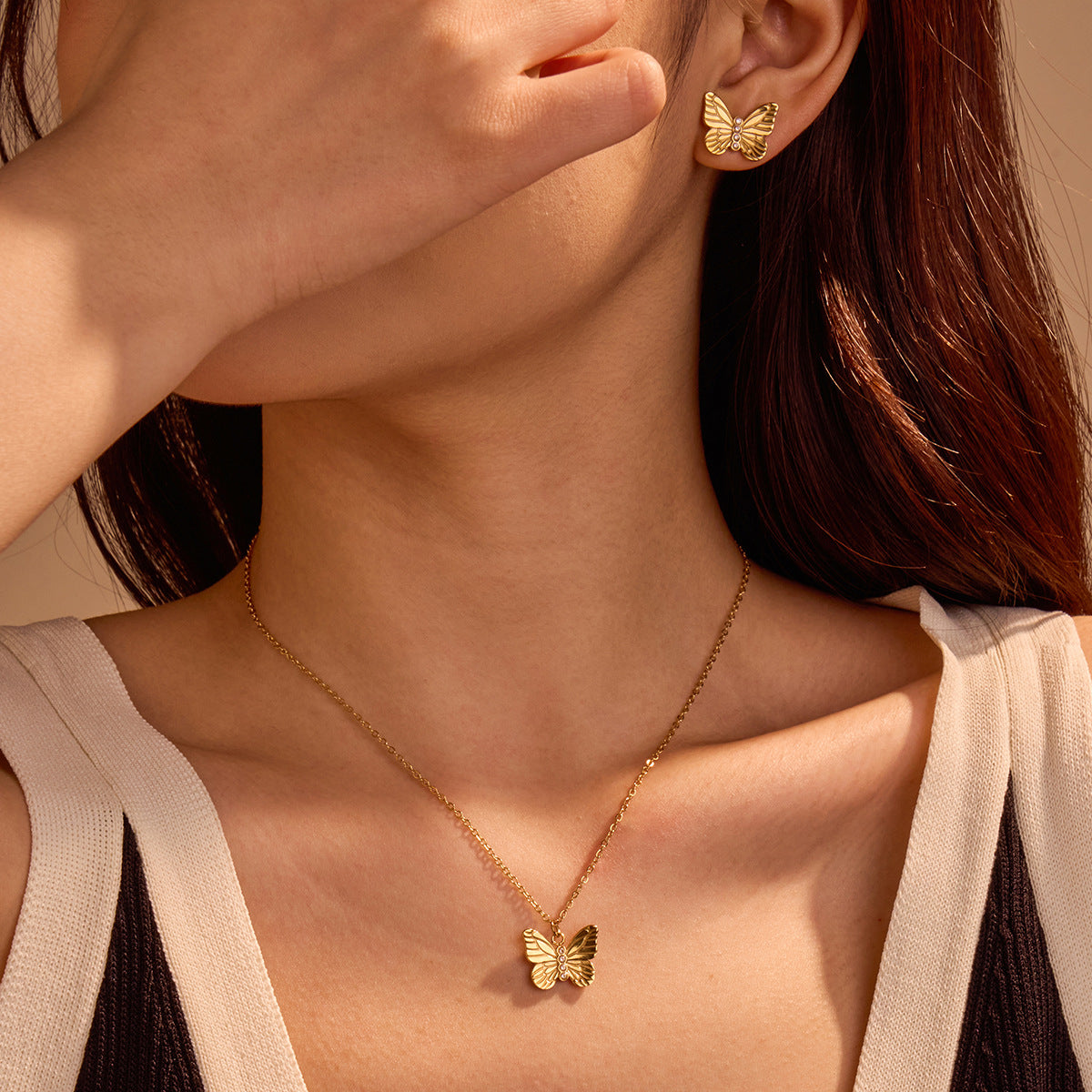 Juego de collar y pendientes de mariposa de acero inoxidable chapado en oro de 18 quilates a la moda para mujer