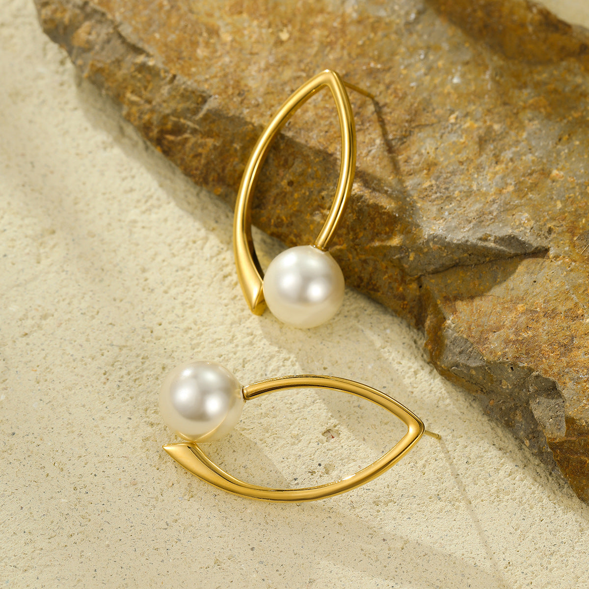 Orecchini a perno geometrici vintage con perle cave in acciaio inossidabile con finitura galvanica