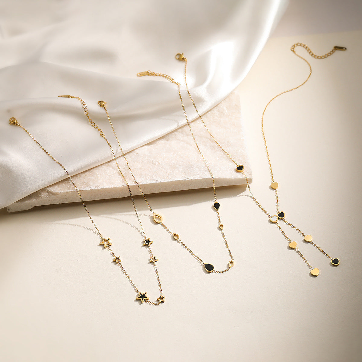 Collana con ciondolo a forma di cuore e stella minimalista da donna in acciaio inossidabile con placcatura in oro 18 carati