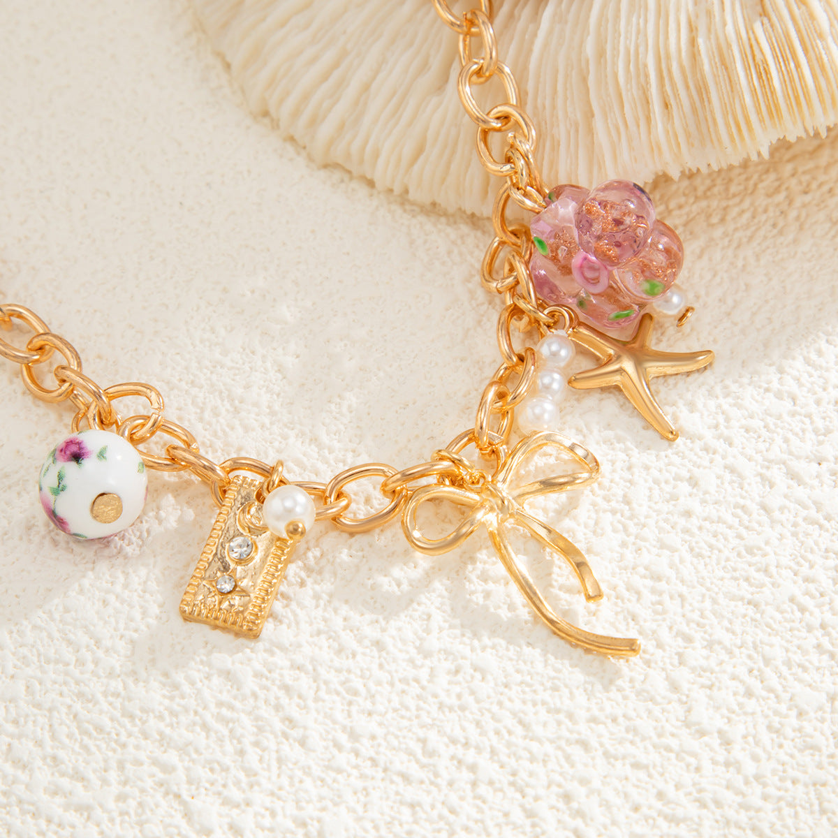 Collana con ciondolo floreale e a forma di stella, minimalista, con charm in lega placcata oro e frange delicate da donna