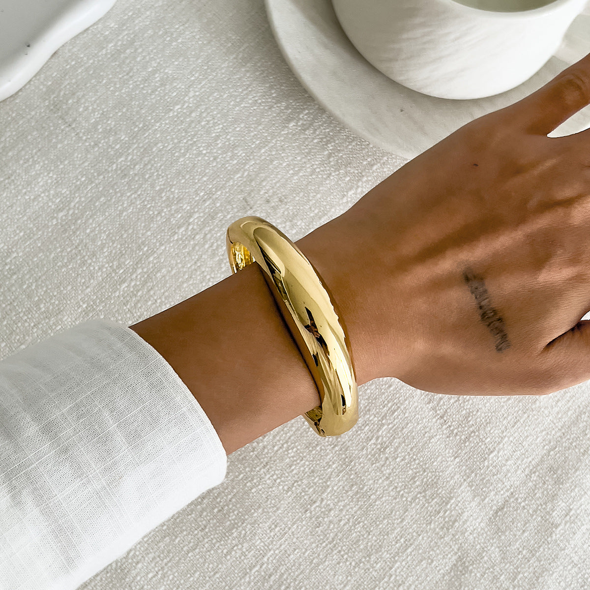 Bracciale da donna in lega in stile geometrico con finitura placcata, gioiello rigido a fascia larga