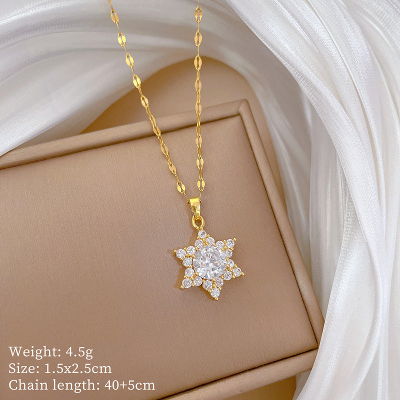 Collana in acciaio al titanio a forma di fiocco di neve in stile cartone animato con zirconi micro-incastonati da donna, delicata catena per clavicola