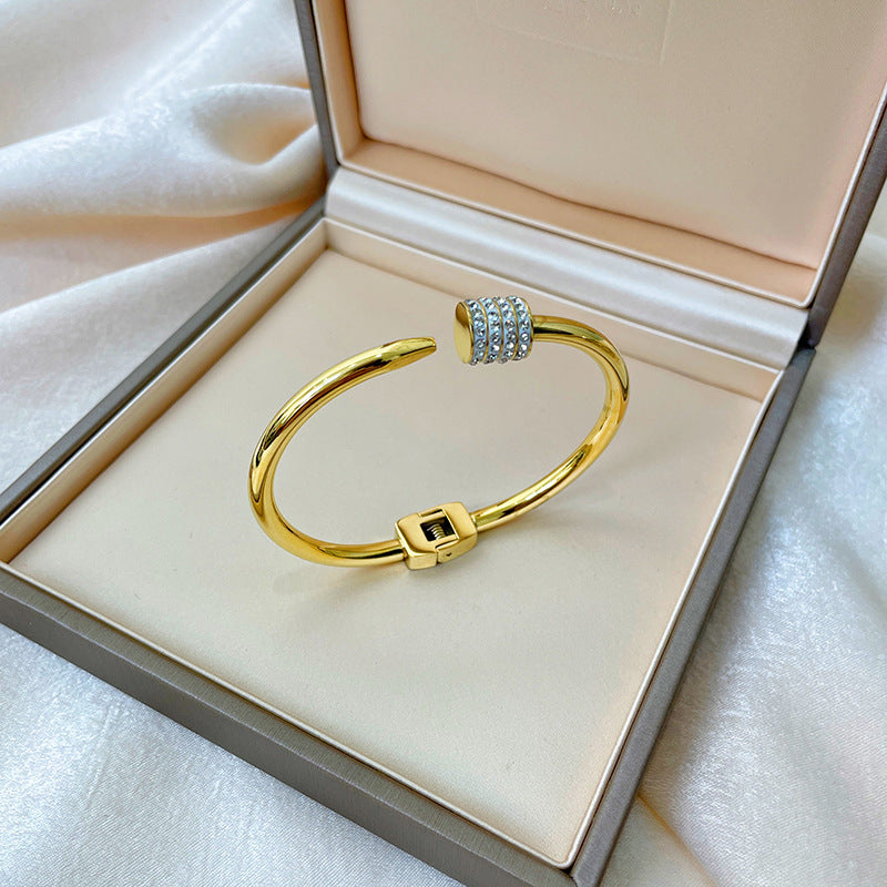 Bracciale minimalista in titanio e acciaio placcato oro rosa con intarsio in strass e design dalla forma irregolare