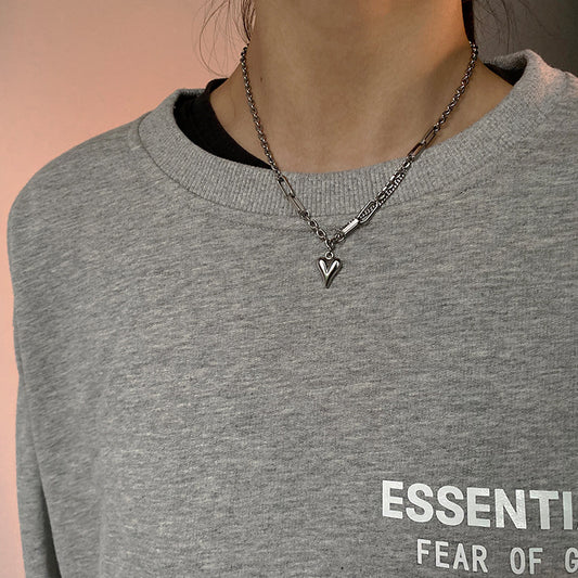 Collar Minimalista de Acero de Titanio con Forma de Corazón y Acabado Pulido para Mujeres y Hombres, Delicada Cadena de Clavícula con Diseño de Eslabones Cruzados