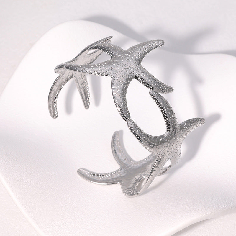 Bracciale a cerchio aperto minimalista con stella marina da donna in acciaio inossidabile placcato oro, elegante gioiello in titanio e acciaio