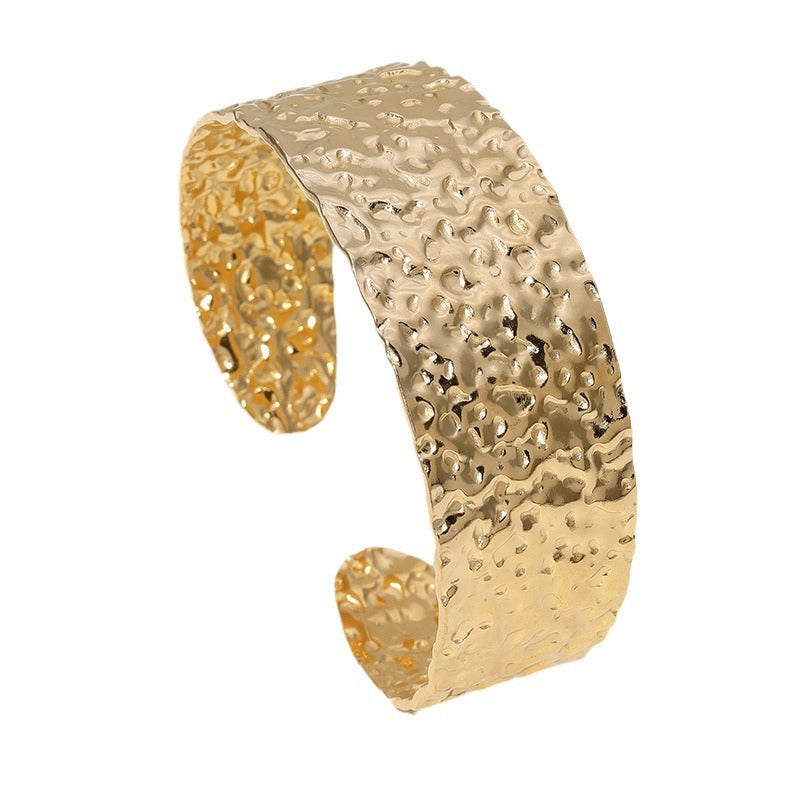 Bracciale da donna in acciaio inossidabile con texture a martellatura irregolare, finitura lucida e design a fascia larga