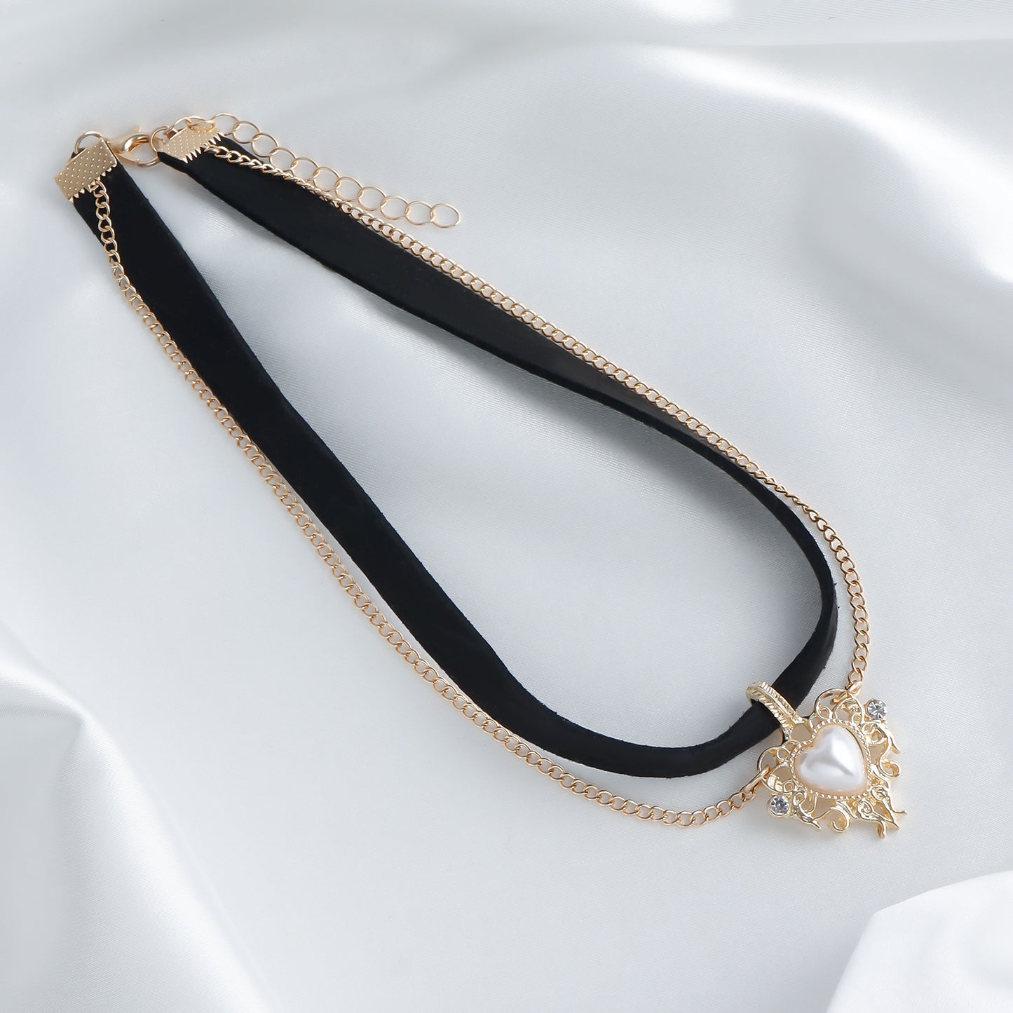 Elegant Heart-Shaped Pearl-Style Choker Necklace for Women with Gold-Plated Alloy Pendant and Geometric Design