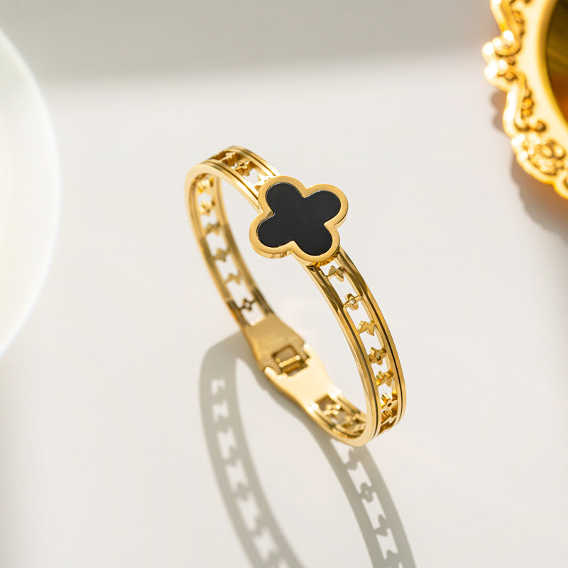 Minimalist Lucky Clover Shaped Titanium Steel Bracelet with Vacuum Plating for Women