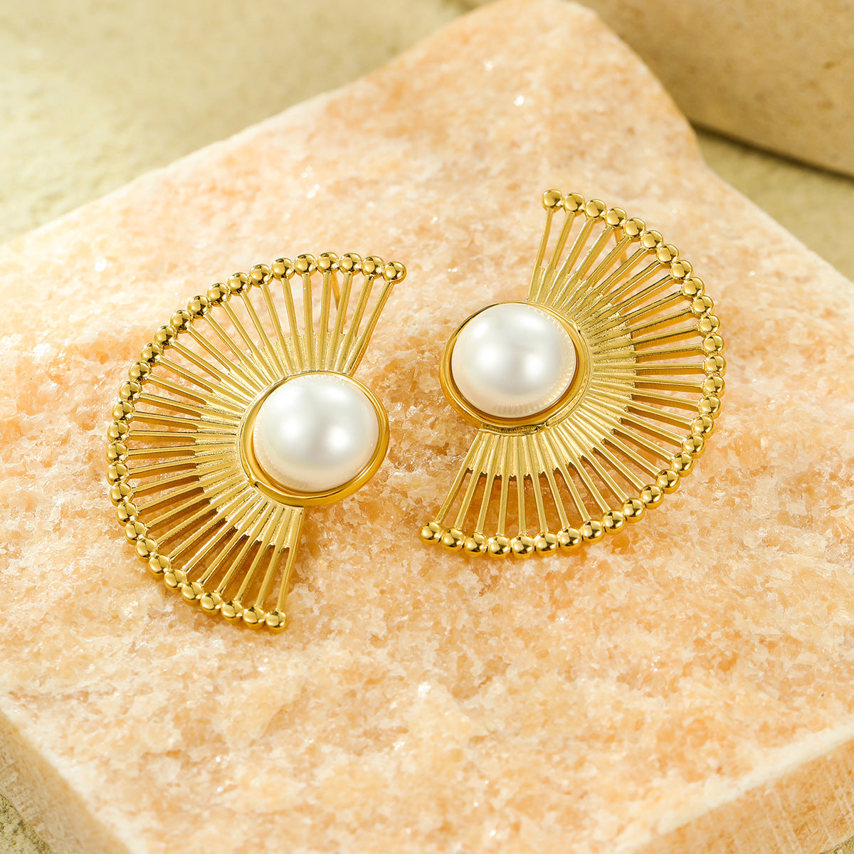Orecchini a perno da donna vintage in acciaio inossidabile placcato oro 18K a forma di ventaglio a strisce con perla