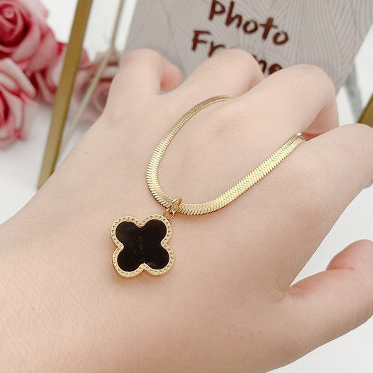 Collana da donna con pendente a trifoglio alla moda, catena piatta a serpente in acciaio al titanio e design floreale