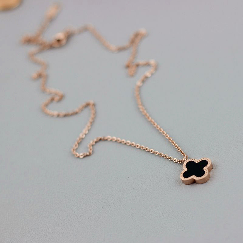 Collana da donna a ciondolo minimalista a quadrifoglio in acciaio al titanio con catena a croce
