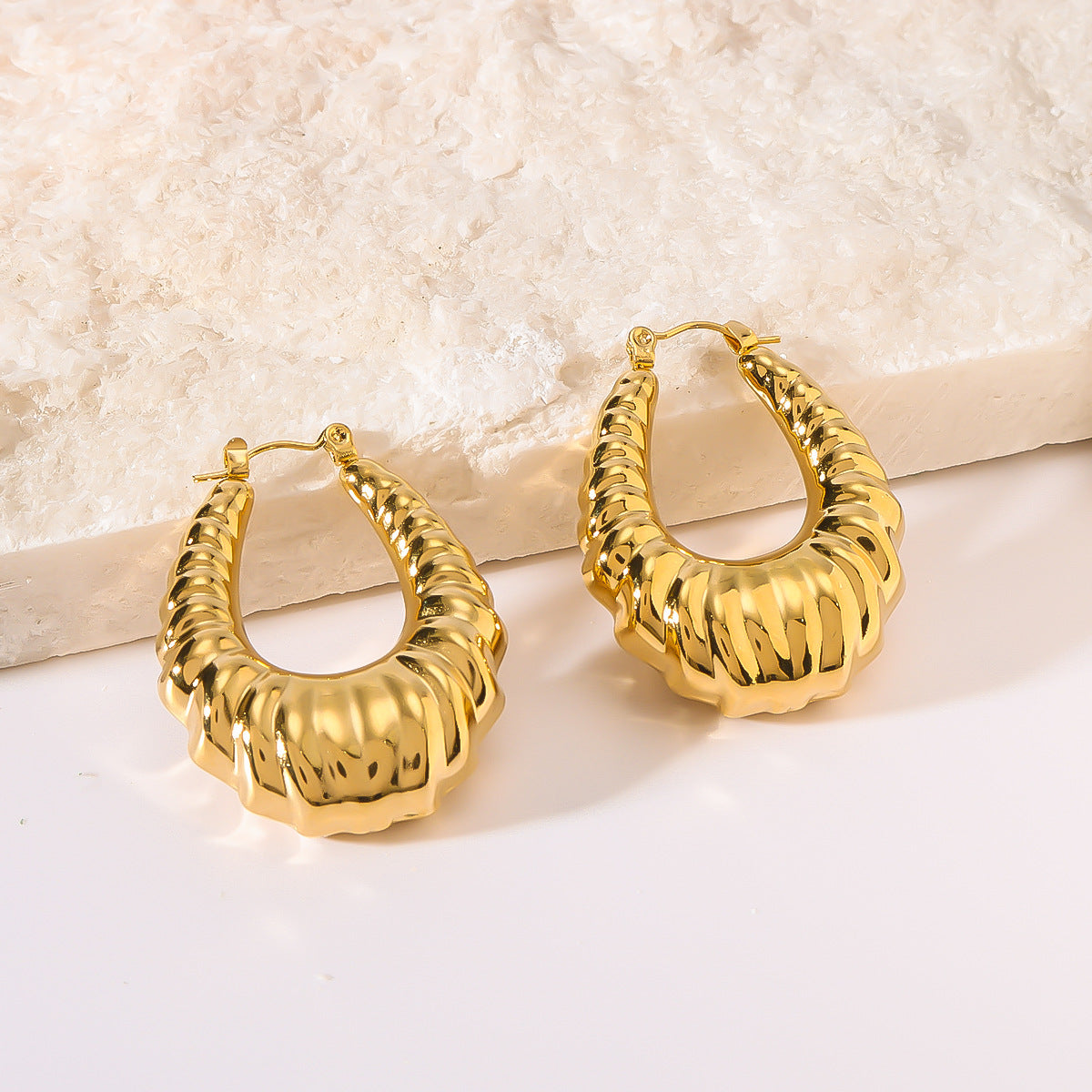 Orecchini a Cerchio Geométrici Ispirati al Vintage in Acciaio Inossidabile con Placcatura in Oro 18K e Textura a Croissant
