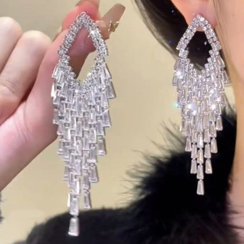 Orecchini pendenti con nappe geometriche minimaliste con intarsi di strass in rame placcato e perni in argento sterling 925 da donna