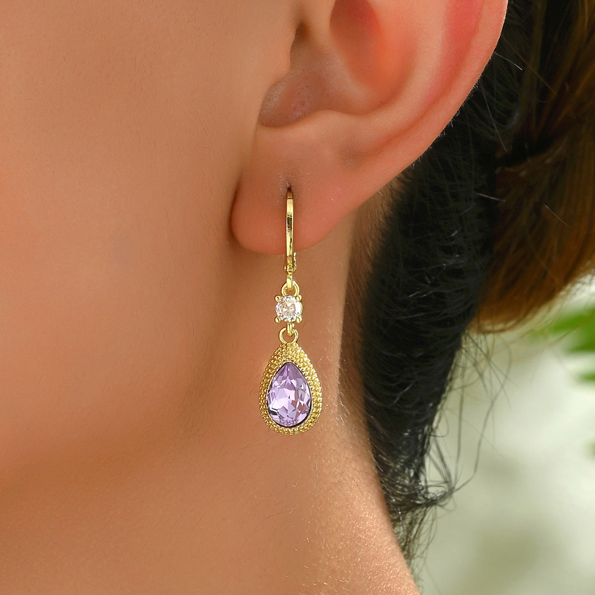 Pendientes Geométricos Minimalistas para Mujer con Incrustaciones de Amatista en Base de Cobre y Postes de Acero Inoxidable