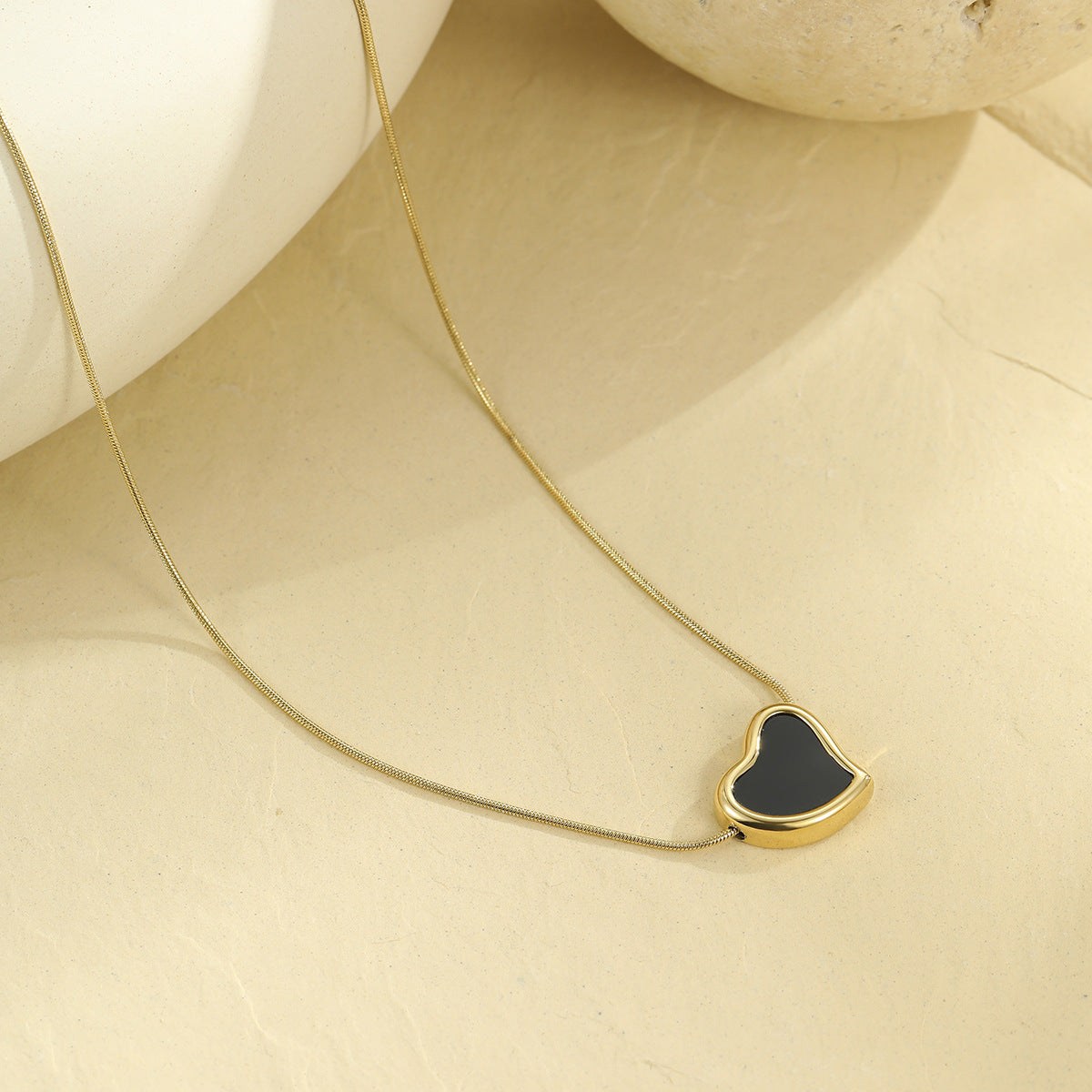 Collar con colgante de corazón de acero inoxidable de moda con acabado chapado para mujer, joyería minimalista estilo medallón