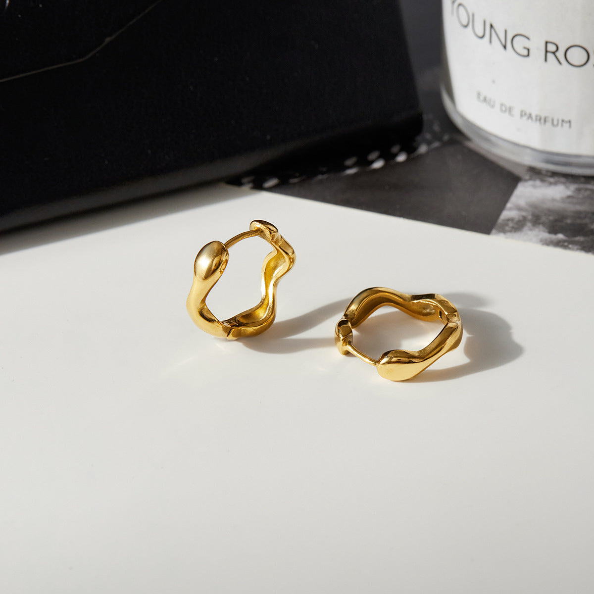 Orecchini a cerchio da donna in acciaio inossidabile geometrici a forma di onda elegante con finitura galvanica