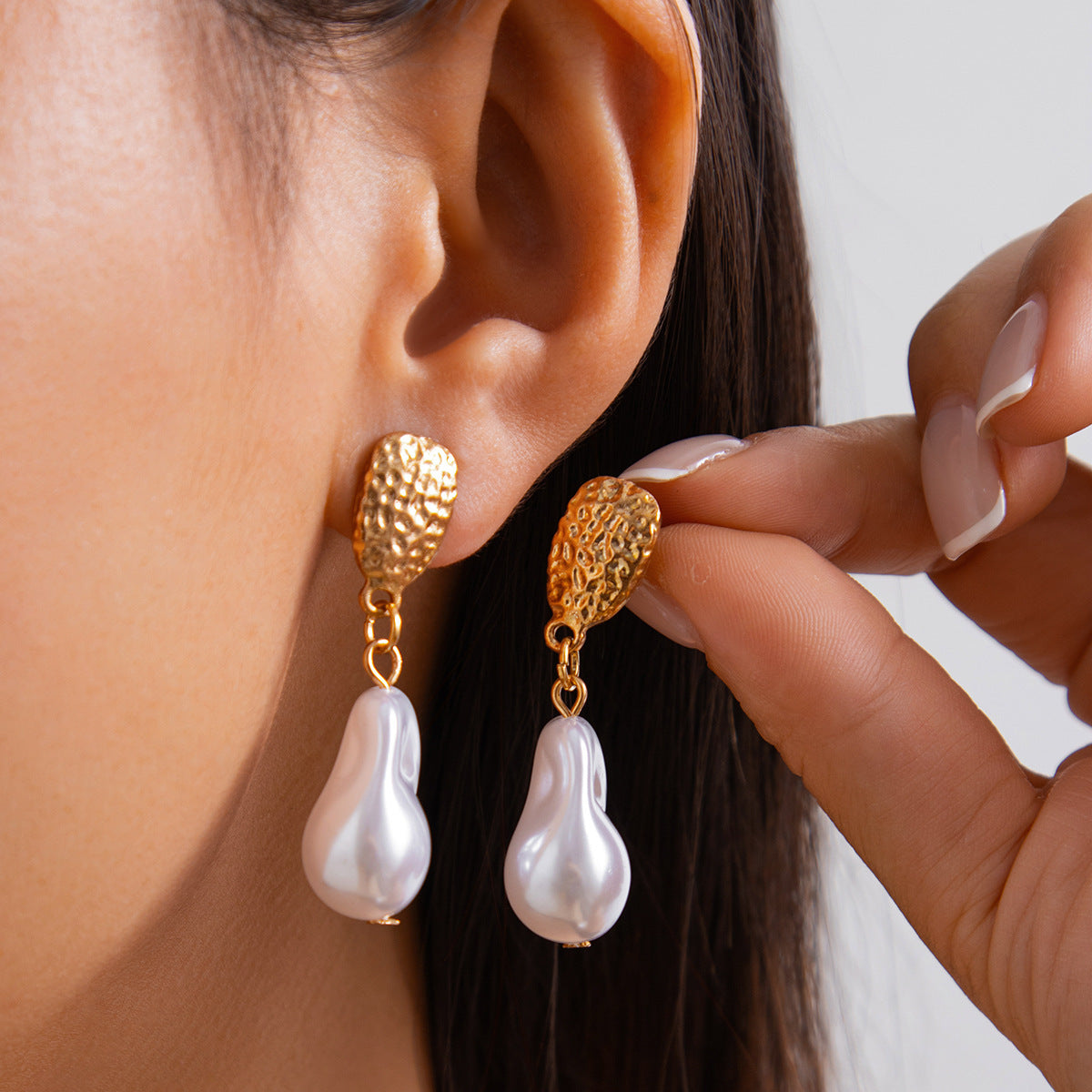 Pendientes plegados minimalistas geométricos de metal líquido con detalles de perlas de imitación y acabado galvanizado para mujer