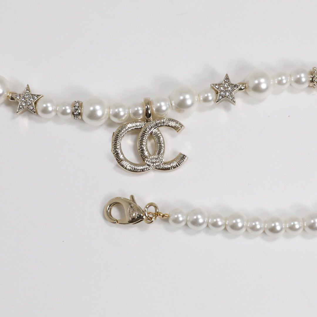 Collana da donna con ciondolo a lettera placcato oro di lusso, perle e strass su catena a sfera