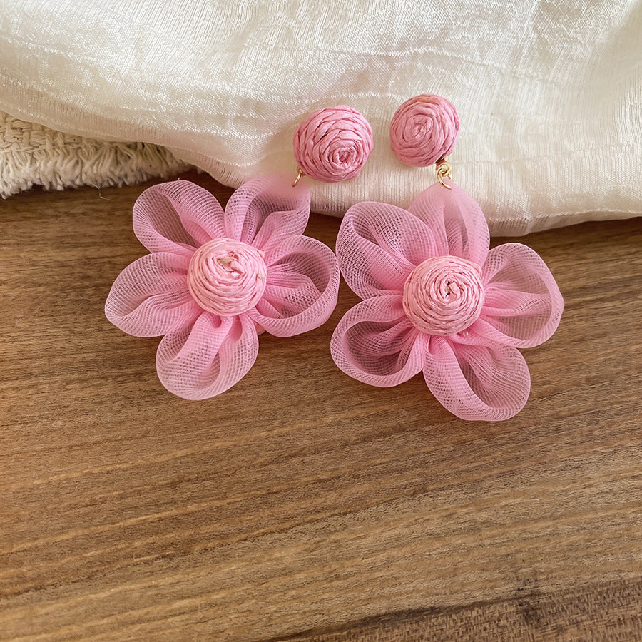 Orecchini floreali freschi e dolci con fiori in tessuto e perni in acciaio inossidabile da donna