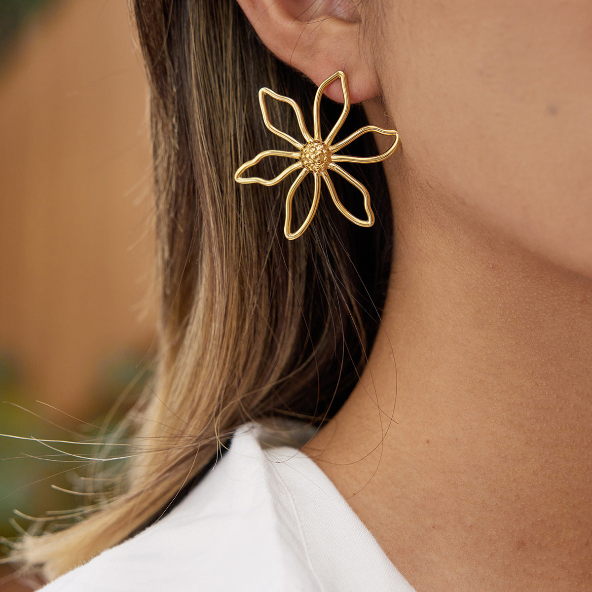 Pendientes de tuerca minimalistas de acero de titanio con chapado, diseño geométrico de flor lineal, para mujer
