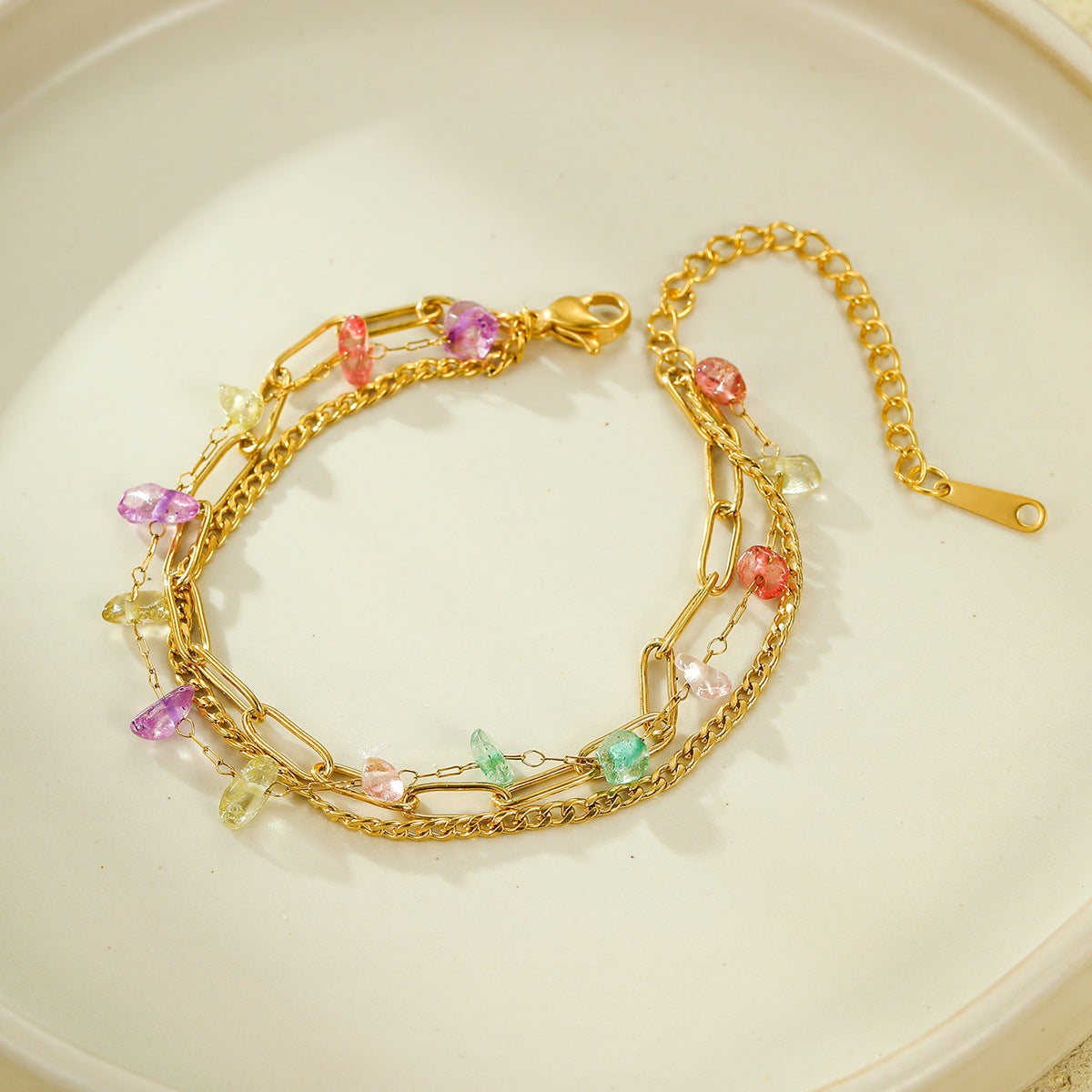Conjunto de pulseras apilables minimalistas de tres capas de acero de titanio con chapado en oro de 18 quilates y detalles de piedras naturales coloridas para mujer
