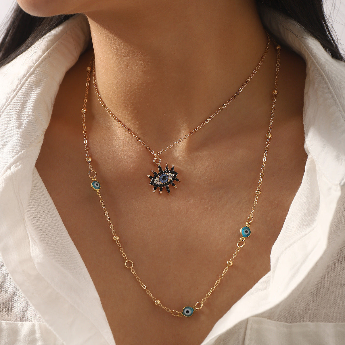Collana con ciondolo a occhio di Allah geometrico, dolce e audace, con intarsi in strass e dettagli in smalto su catena a O
