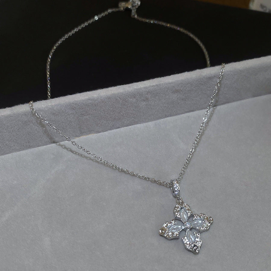 Collar con colgante de cruz minimalista en cobre con acabado chapado para mujer, elegante cadena de clavícula, accesorio de moda ligero