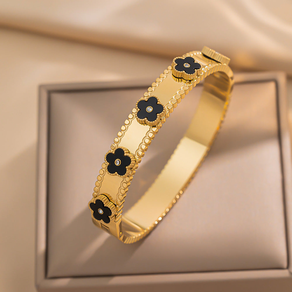 Bracciale da donna elegante a forma di trifoglio in acciaio al titanio con madreperla, intarsio di strass e placcatura in oro 18 carati