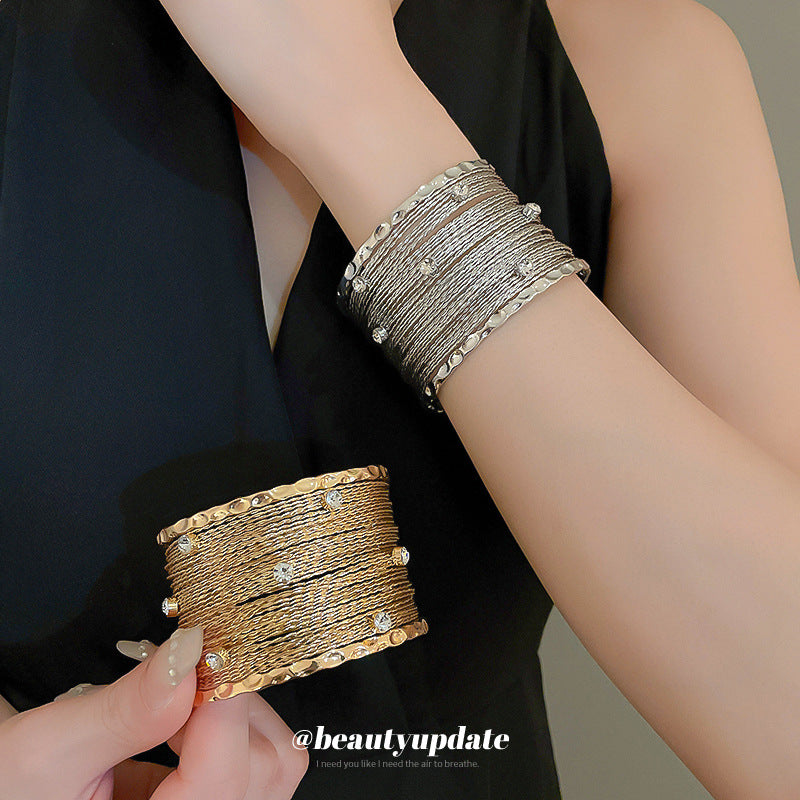 Elegante bracciale multistrato intagliato da donna con finitura in lega placcata, design geometrico, alla moda, per tutti i giorni