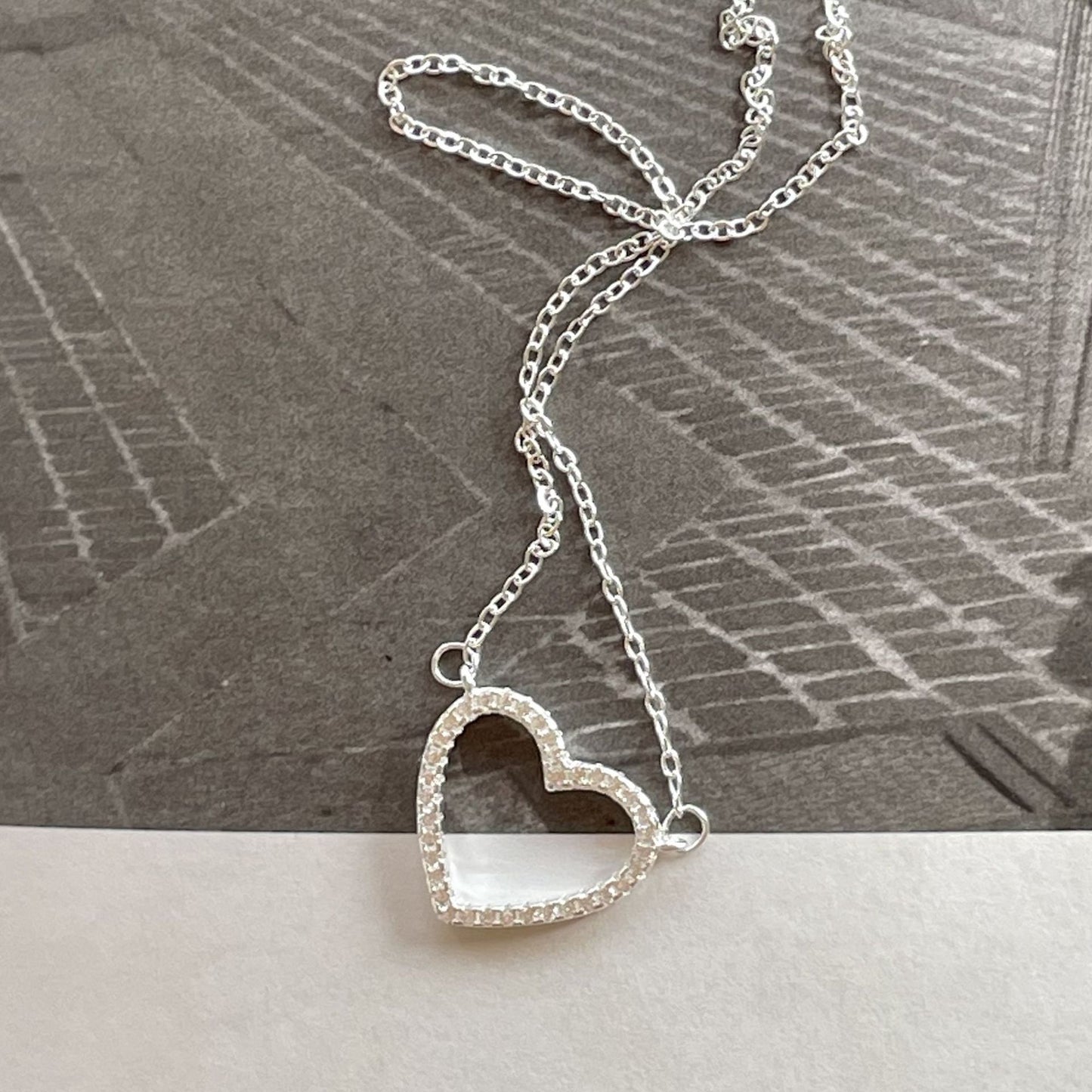 Collana con Ciondolo a Cuore Minimalista in Argento Sterling 925 con Intarsi di Strass e Placcatura in Oro su Catena a Croce