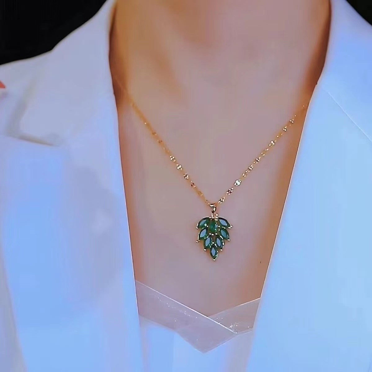 Collana minimalista in acciaio al titanio a forma di foglia con intarsio in zircone verde, stile a catena snake per donna e uomo